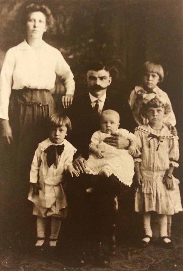 Julianna i Teofil Józwikowie z dziećmi