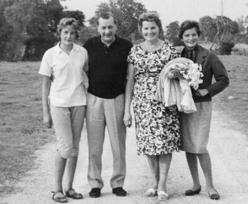 Helena Petryla (trzecia od lewej) z mężem Zygmuntem Pokrzywnickim i córkami Ireną i Danutą, fot. archiwum prywatne
